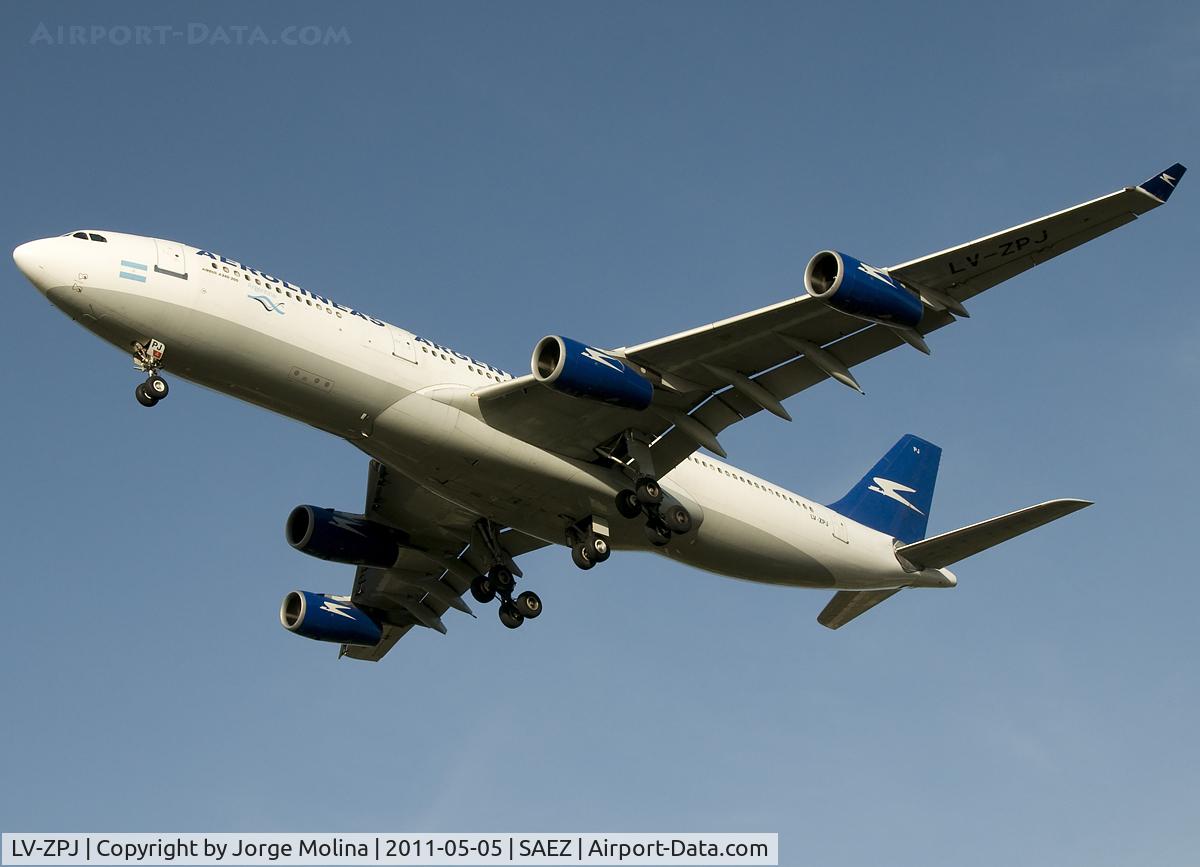 LV-ZPJ, 1994 Airbus A340-211 C/N 074, On short final to RWY 35.