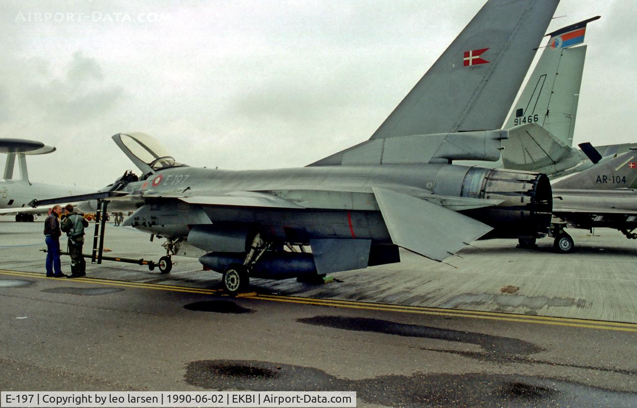 E-197, 1981 General Dynamics F-16A Fighting Falcon C/N 6F-24, F-16A E-197 at Billund Airport 25th annniversary
2.6.90