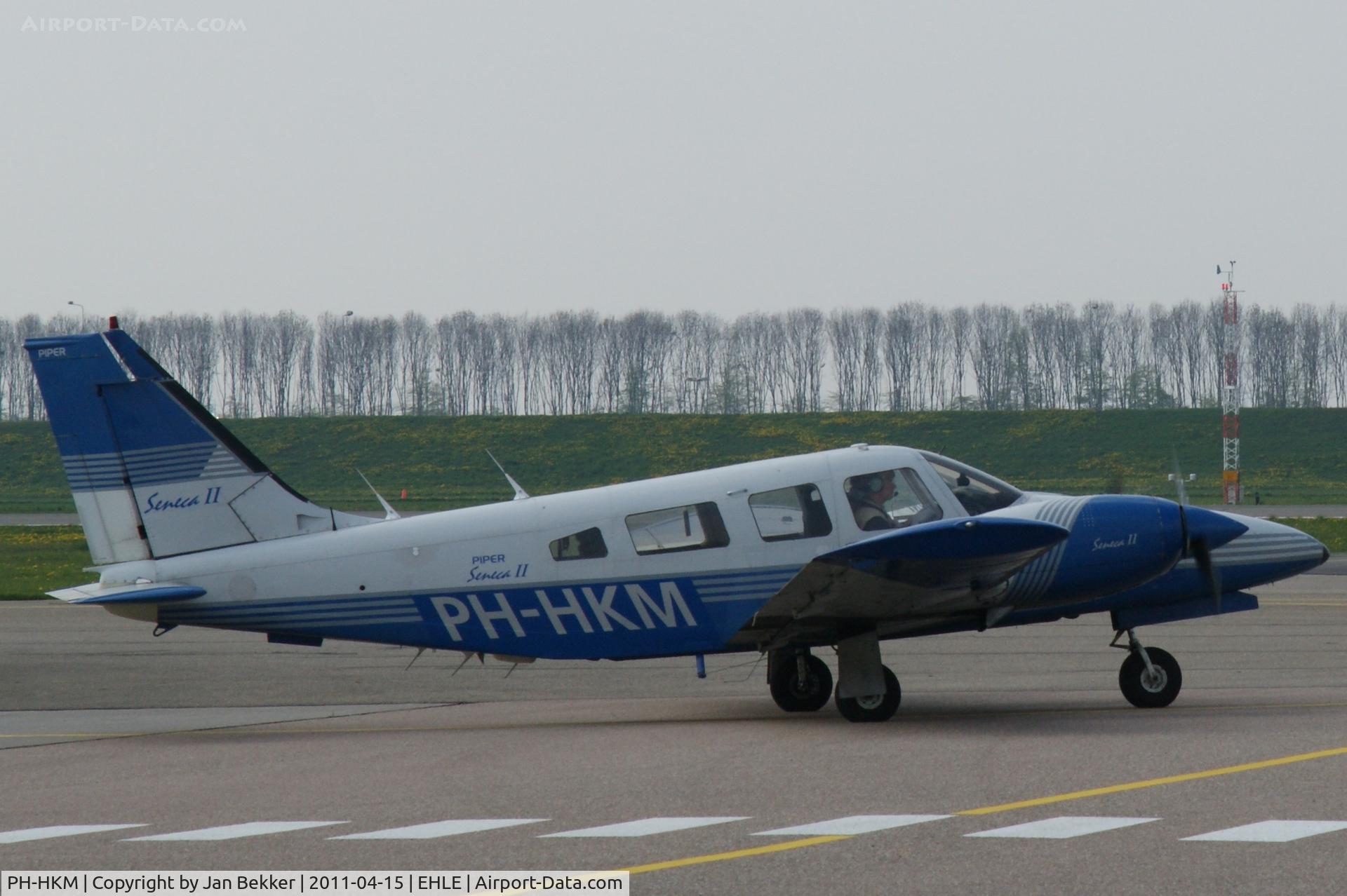 PH-HKM, 1980 Piper PA-34-200T Seneca II C/N 34-8070079, Platform Lelystad