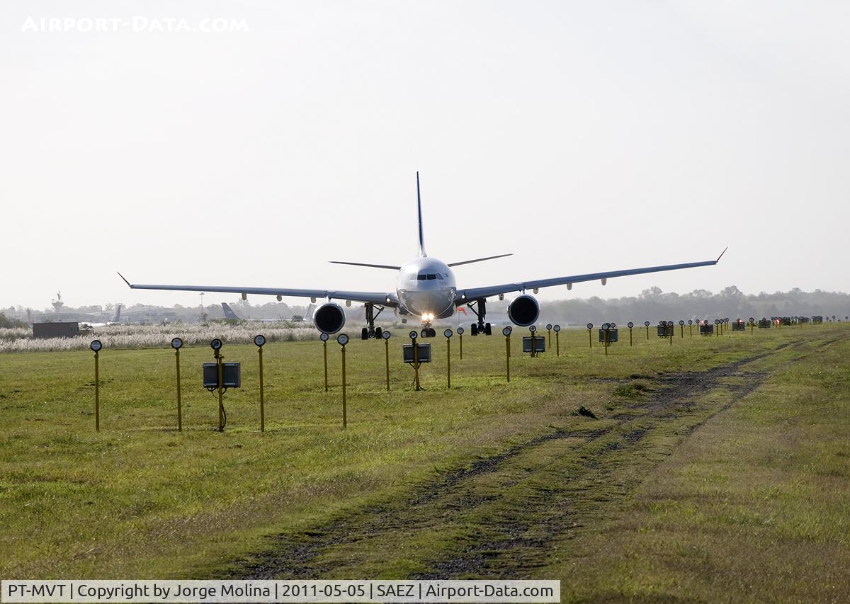 PT-MVT, 2010 Airbus A330-223 C/N 1118, Entering RWY 35.