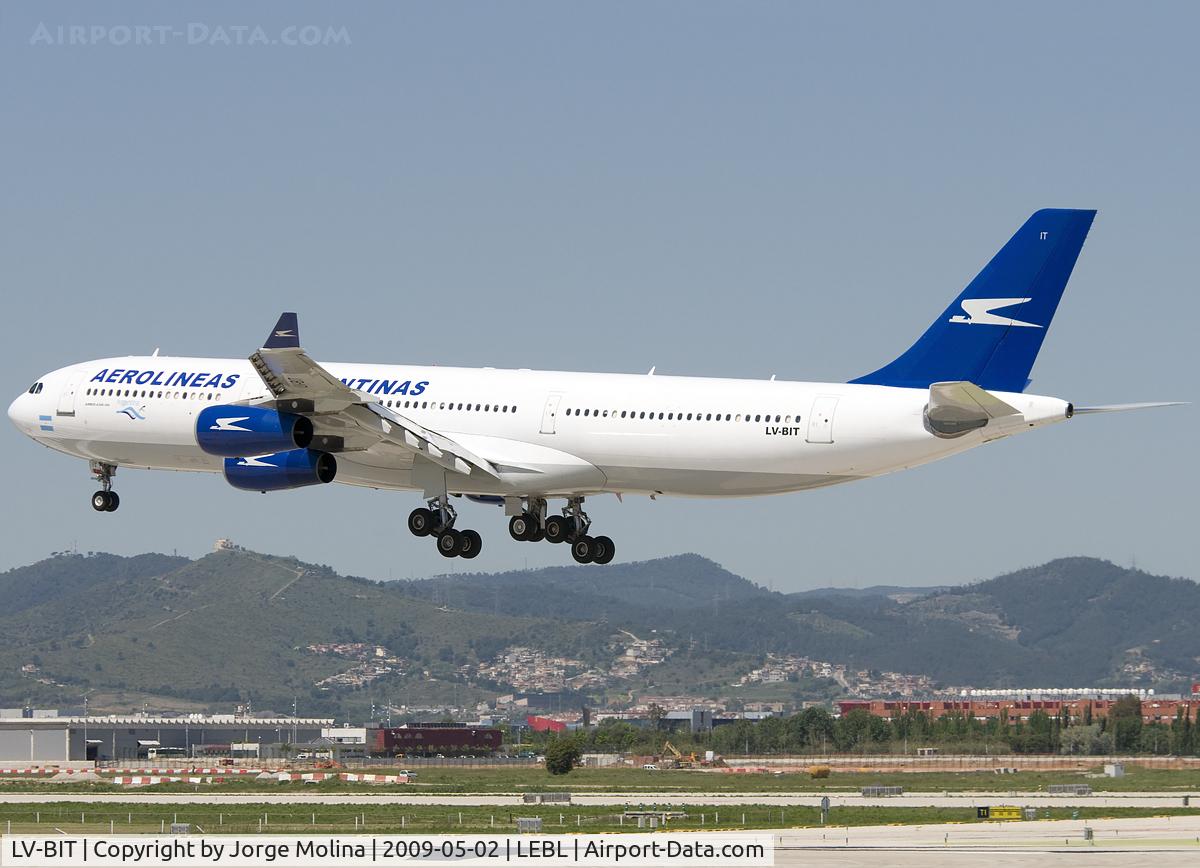 LV-BIT, 1995 Airbus A340-313 C/N 093, Landing on RWY 25R.