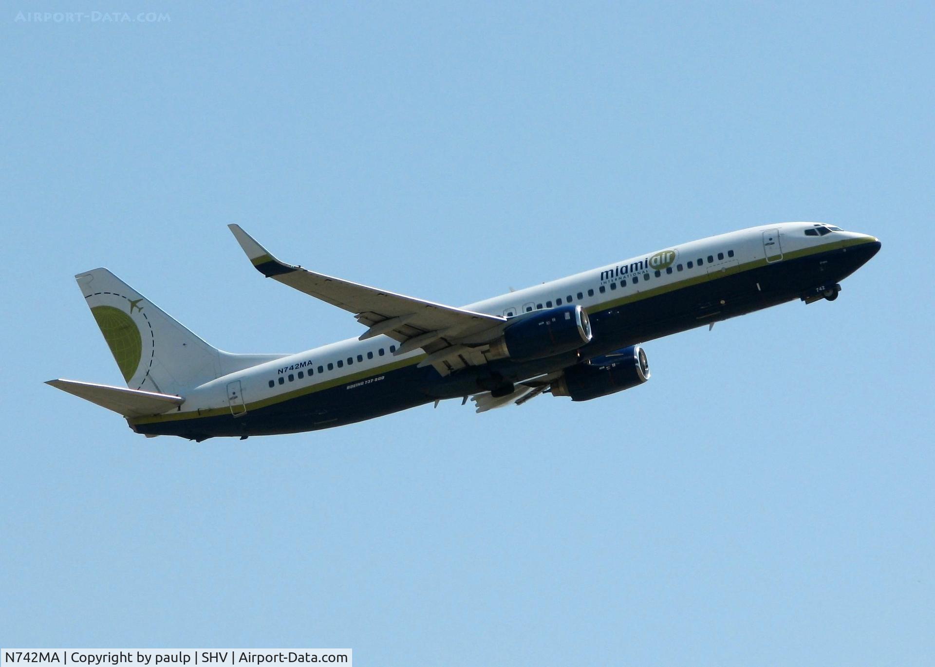 N742MA, 2001 Boeing 737-83N C/N 30675, Off of Rwy 14 at Shreveport Regional.