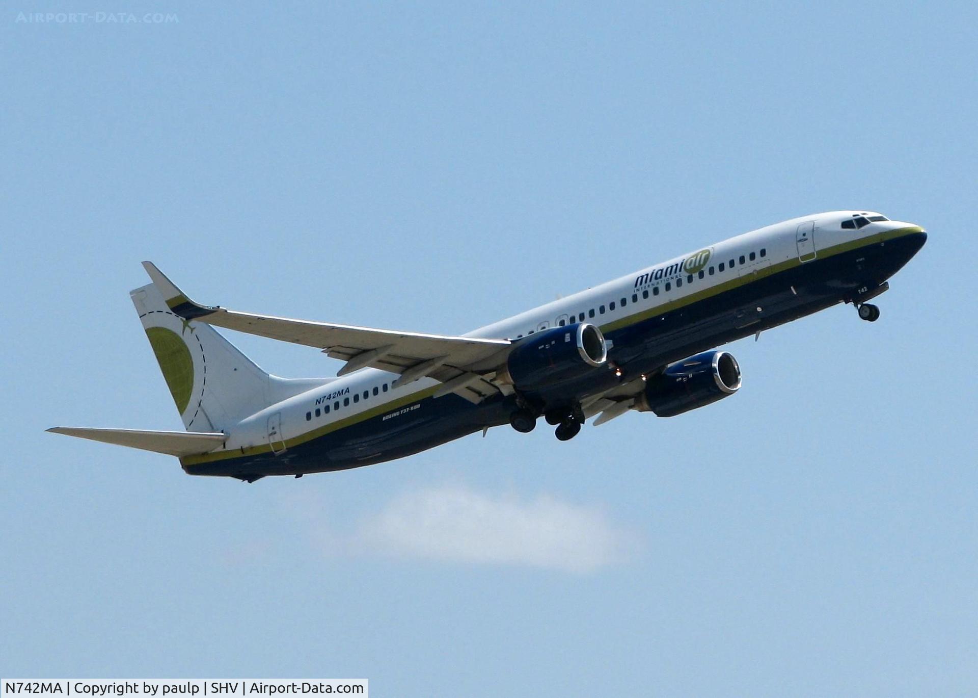 N742MA, 2001 Boeing 737-83N C/N 30675, Off of Rwy 14 at Shreveport Regional.