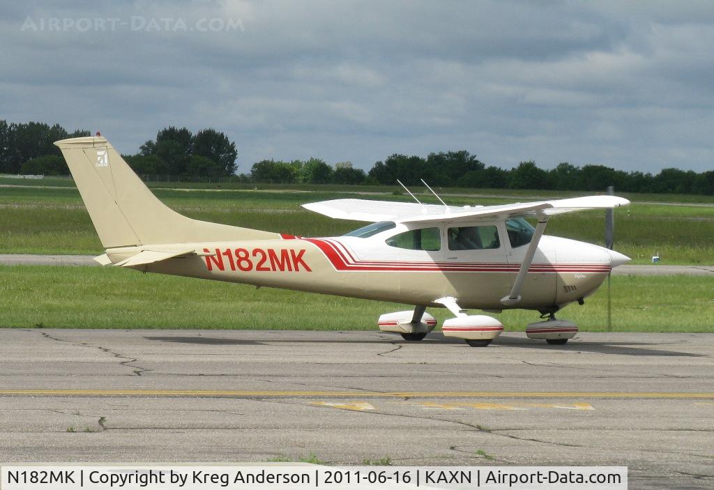 N182MK, 1975 Cessna 182P Skylane C/N 18263541, Cessna 182P Skylane taxiing to runway 4 for departure.