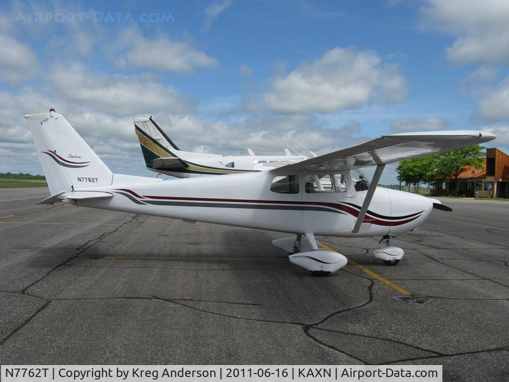 N7762T, 1960 Cessna 172A C/N 47362, Cessna 172A Skyhawk on the line.