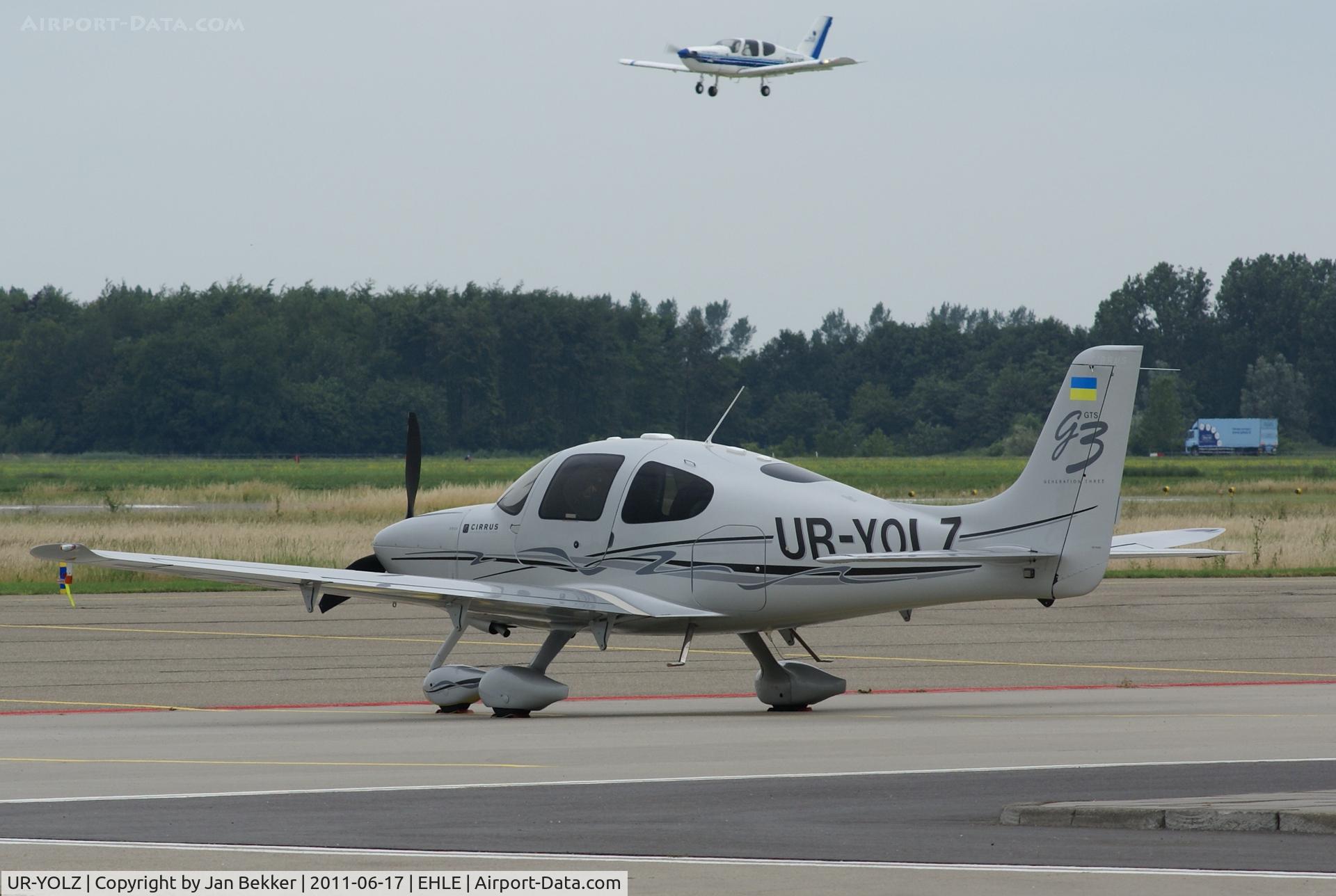 UR-YOLZ, Cirrus SR22 G3 GTS C/N 2621, Platform Lelystad
