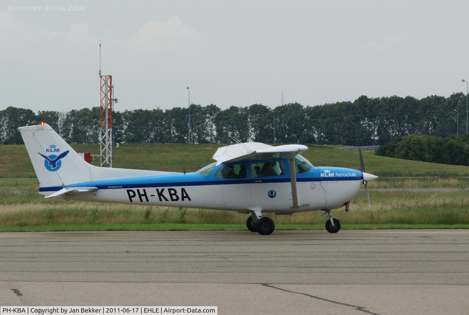 PH-KBA, 1982 Cessna 172P C/N 17275109, Going to the runway for take off.