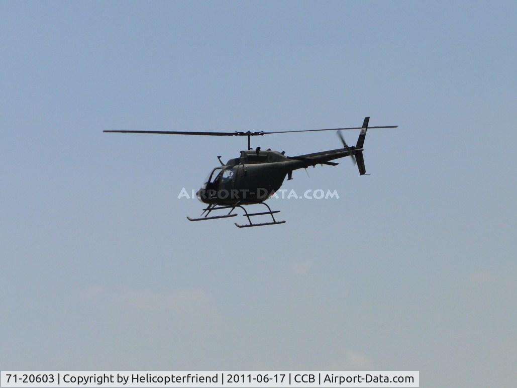 71-20603, 1971 Bell OH-58C Kiowa Scout C/N 41464, Flying down runway 24 to westend