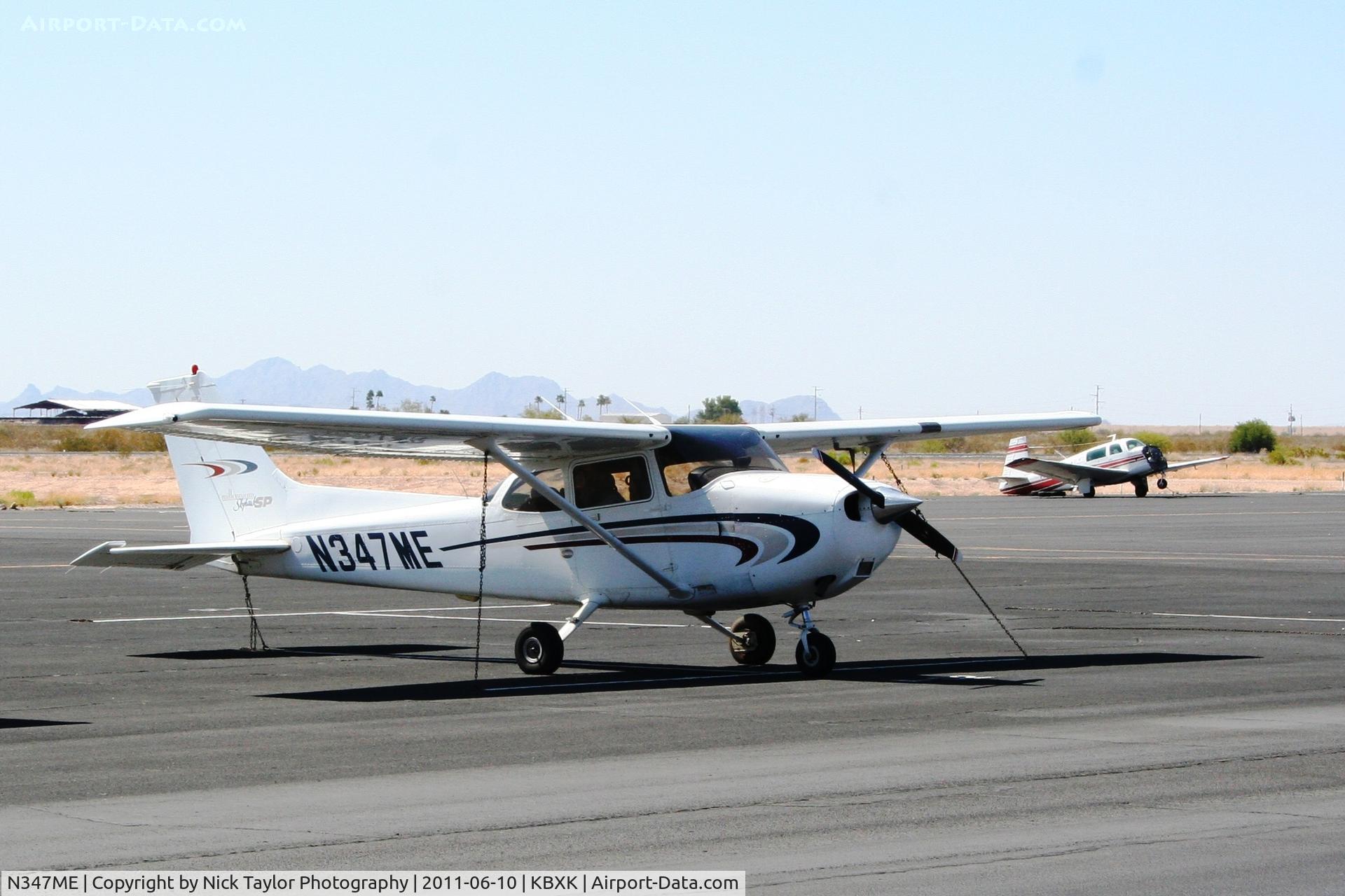 N347ME, 2000 Cessna 172S C/N 172S8581, Parked in the 100 degree heat