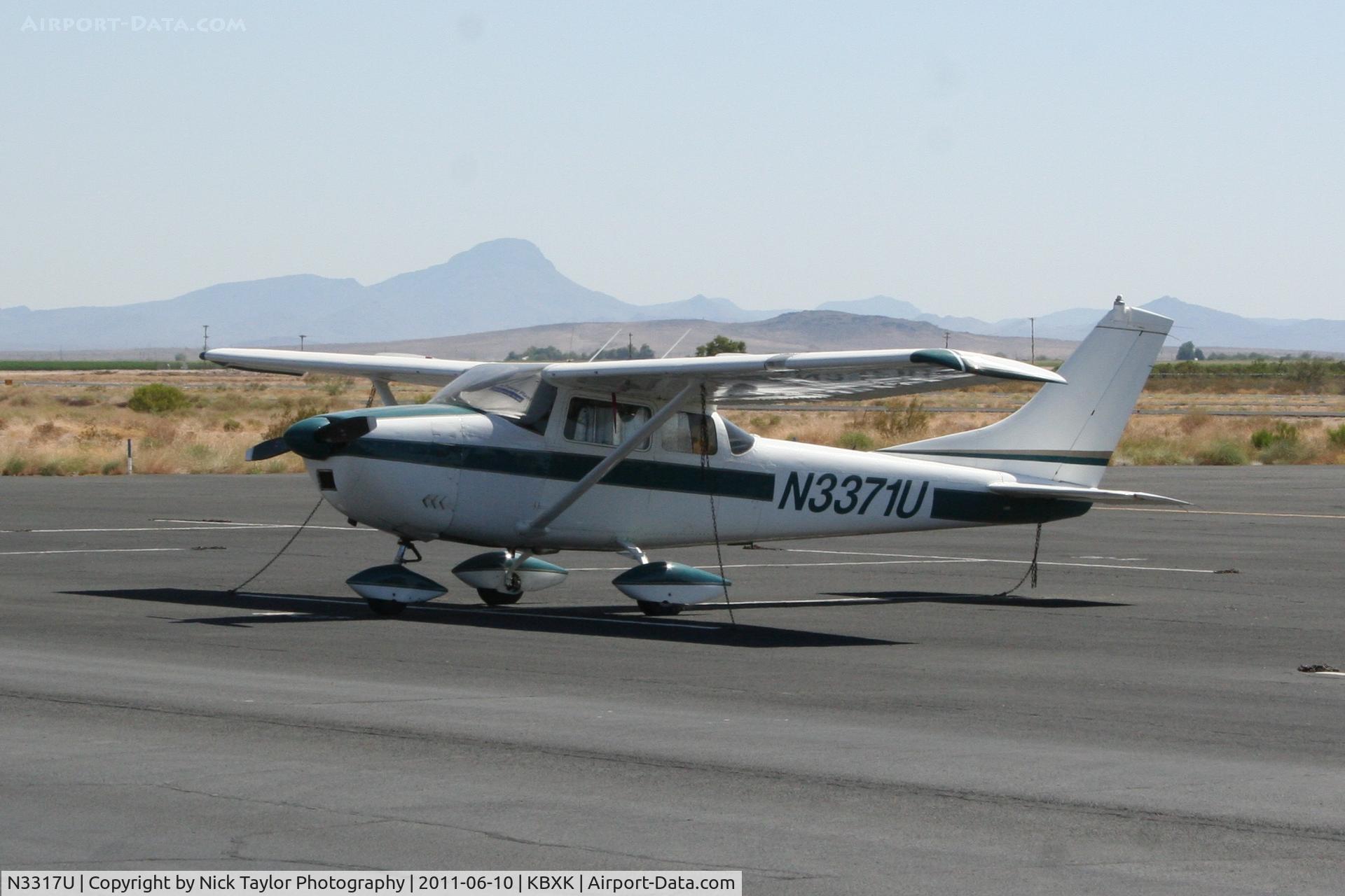 N3317U, 1963 Cessna 182F Skylane C/N 18254717, Parked in the 100 degree heat