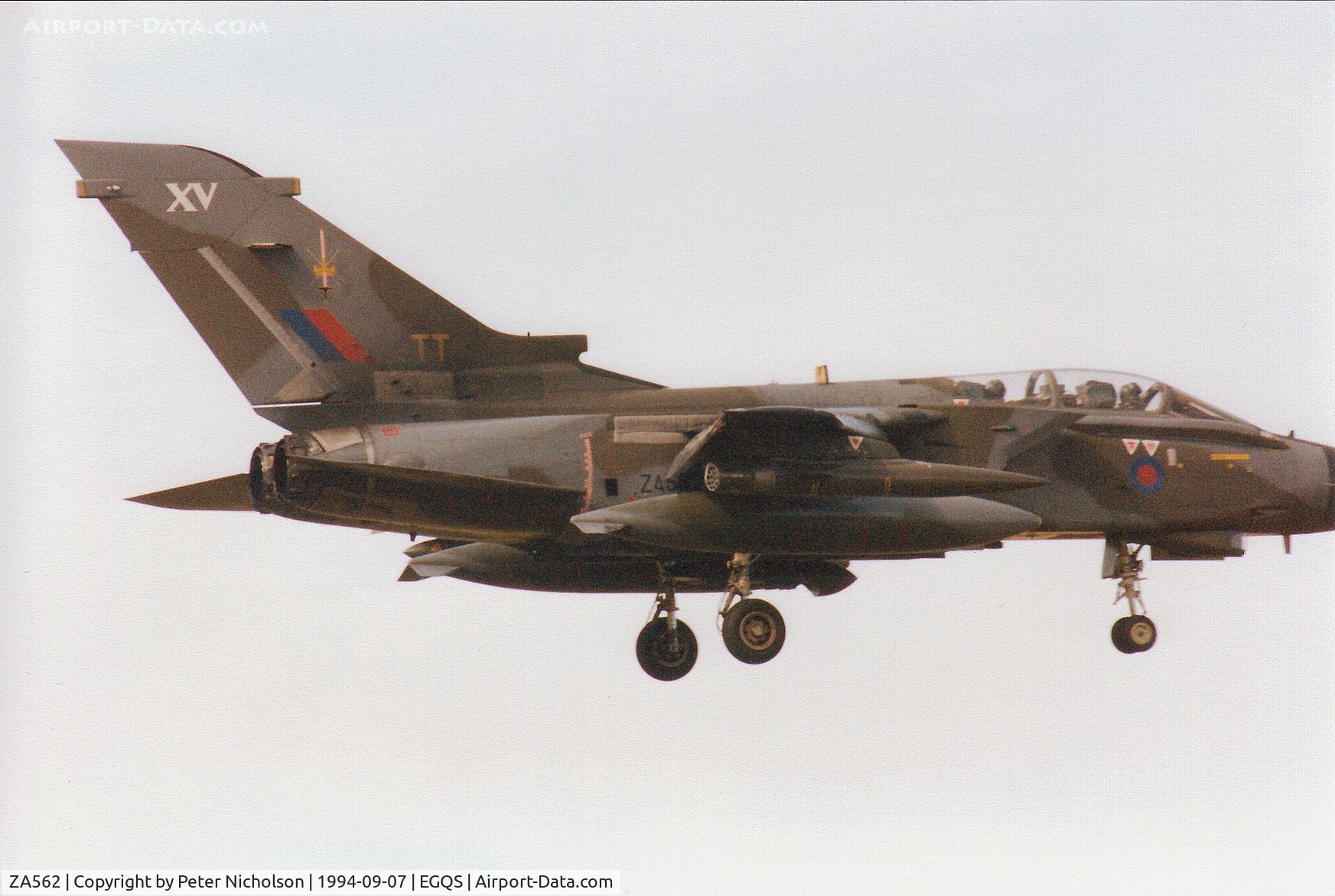 ZA562, 1981 Panavia Tornado GR.1(T) C/N 085/BT021/3046, Tornado GR.1(T), callsign Mitre 1, of 15[Reserve] Squadron landing at RAF Lossiemouth in September 1994.