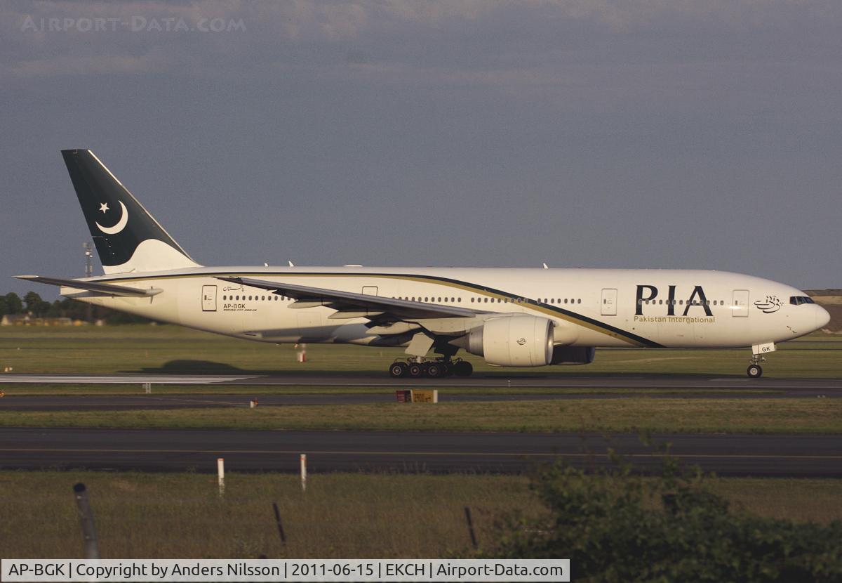 AP-BGK, 2004 Boeing 777-240/ER C/N 33776, Rolling for take off on runway 22R.