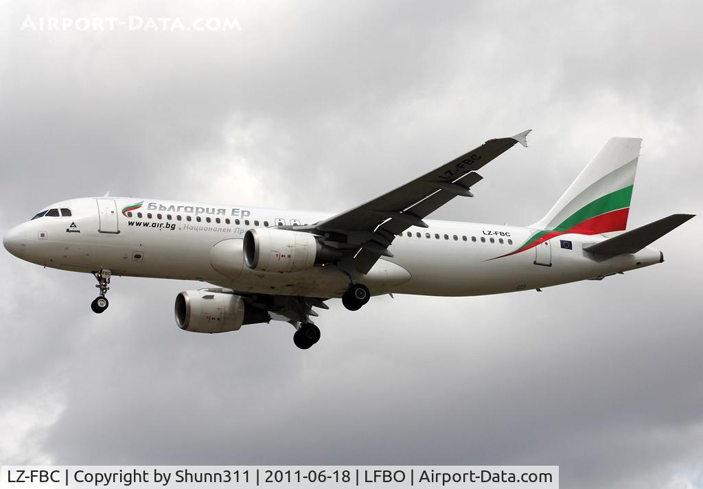 LZ-FBC, 2005 Airbus A320-214 C/N 2540, Landing rwy 32L in new c/s