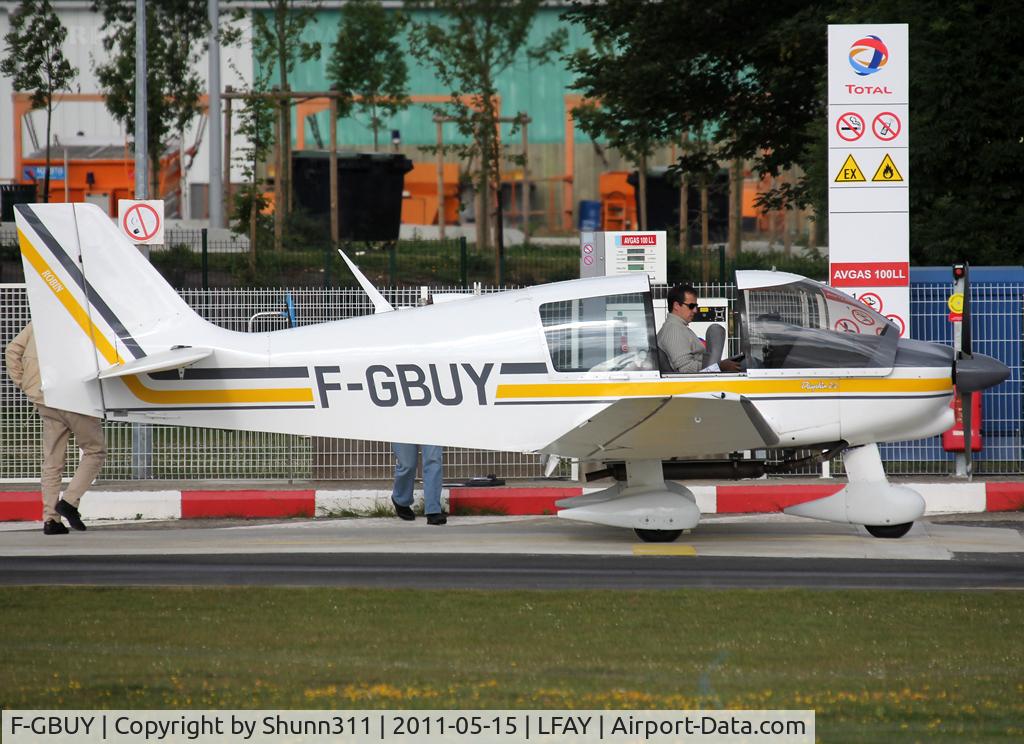 F-GBUY, Robin DR-400-120 C/N 1382, On refuelling...