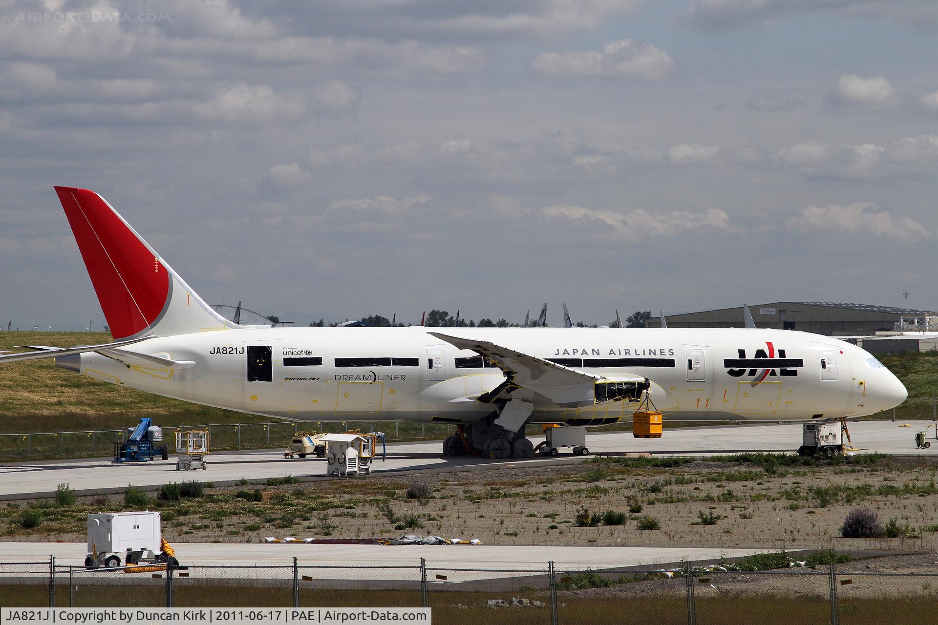 JA821J, 2010 Boeing 787-8 Dreamliner C/N 34831, Line #20 will not be delivered in these colours. JAL has adopted the previous scheme with the crane on the tail.