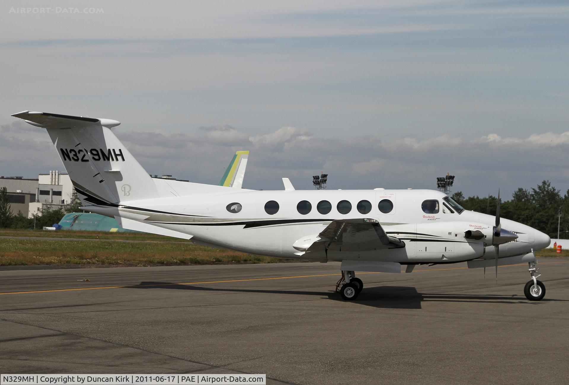 N329MH, 2008 Hawker Beechcraft B200GT King Air C/N BY-40, Taxiing out from Castle & Cooke's ramp