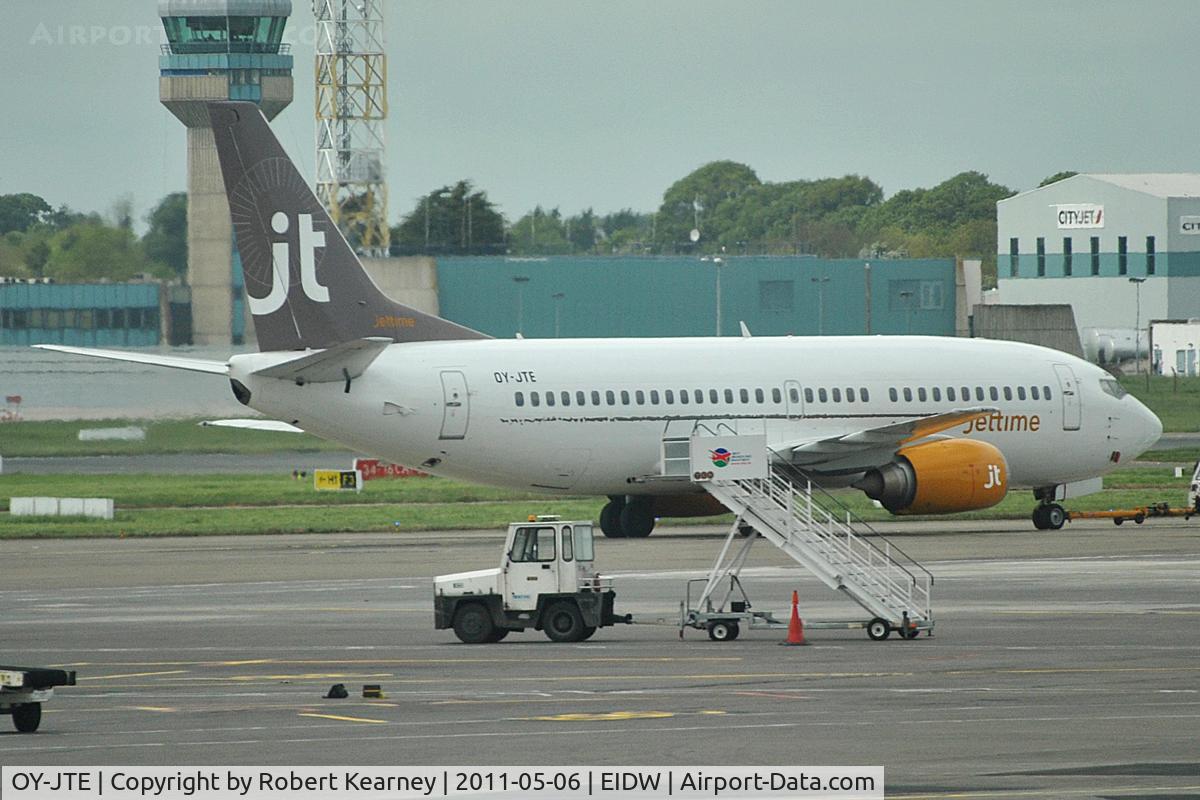 OY-JTE, 1995 Boeing 737-3L9 C/N 27834, Pushing back form stand