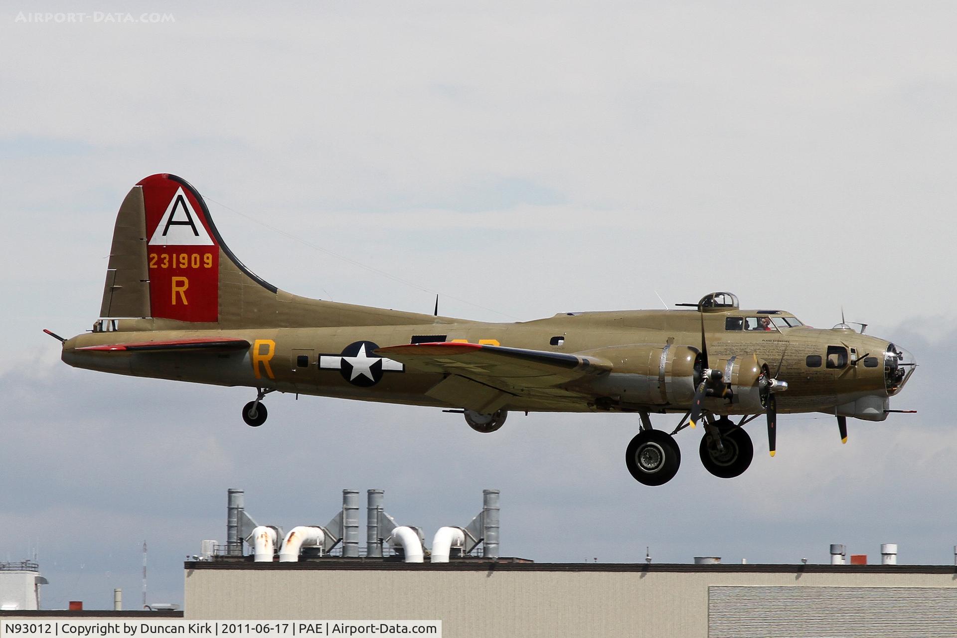 N93012, 1944 Boeing B-17G-30-BO Flying Fortress C/N 32264, Arriving at PAE for a weekend of joy flights. Sadly the weather was awful!!!