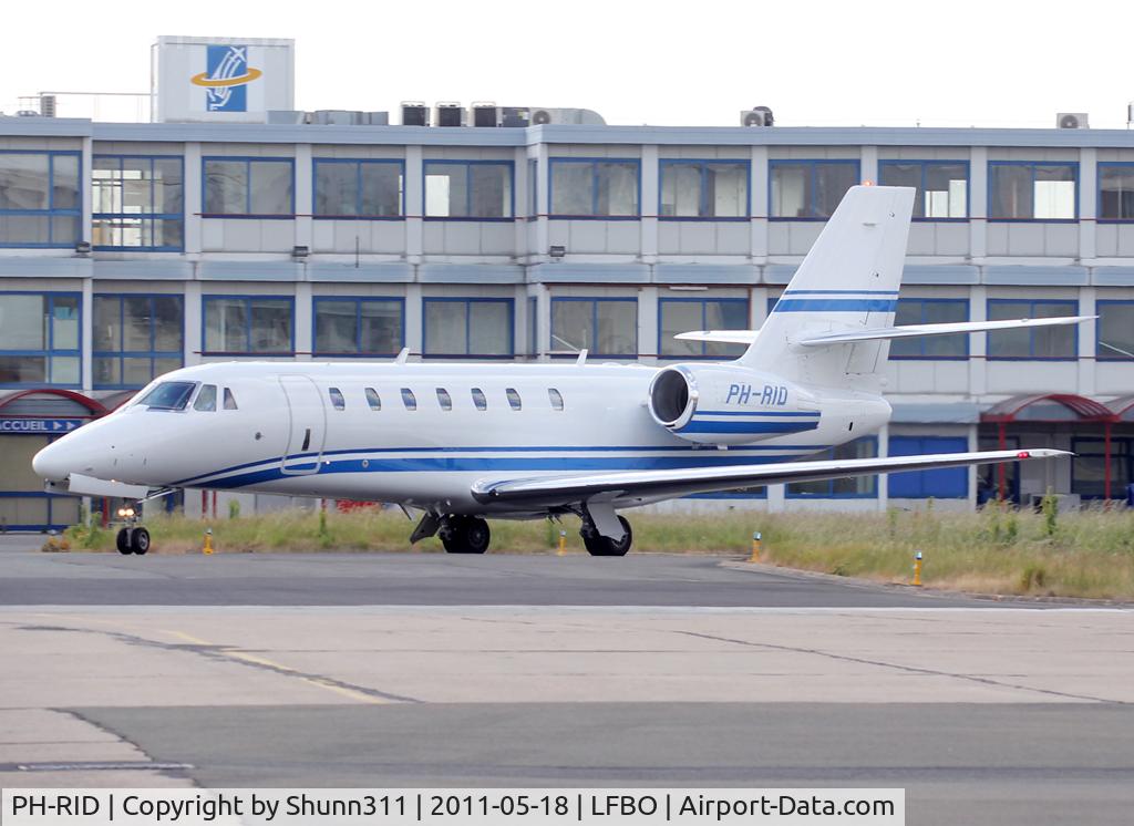 PH-RID, 2008 Cessna 680 Citation Sovereign C/N 680-0212, Taxiing to his parking...