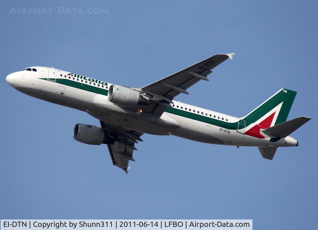 EI-DTN, 2009 Airbus A320-216 C/N 4143, On take off from rwy 32R