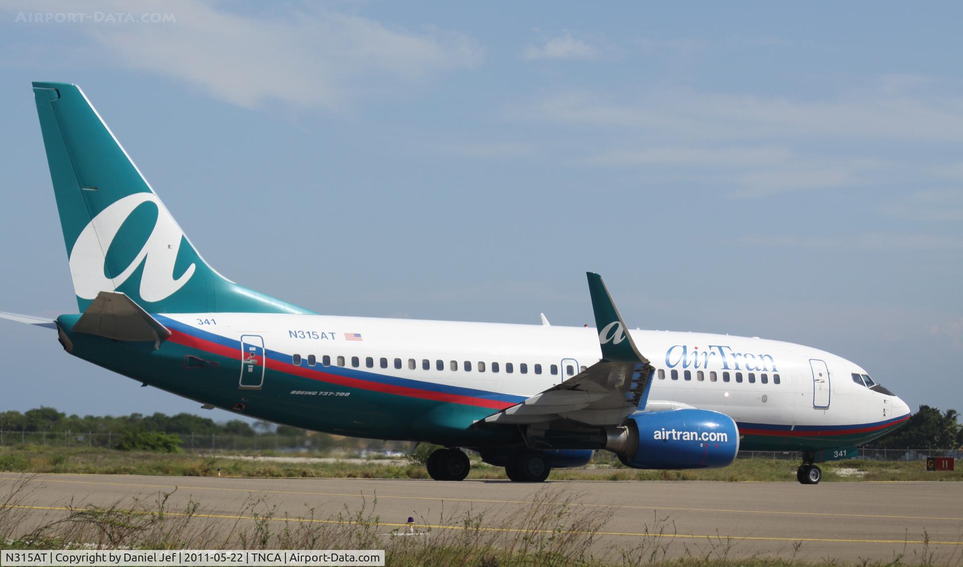 N315AT, 2007 Boeing 737-7BD C/N 35788, N315AT departing Aruba