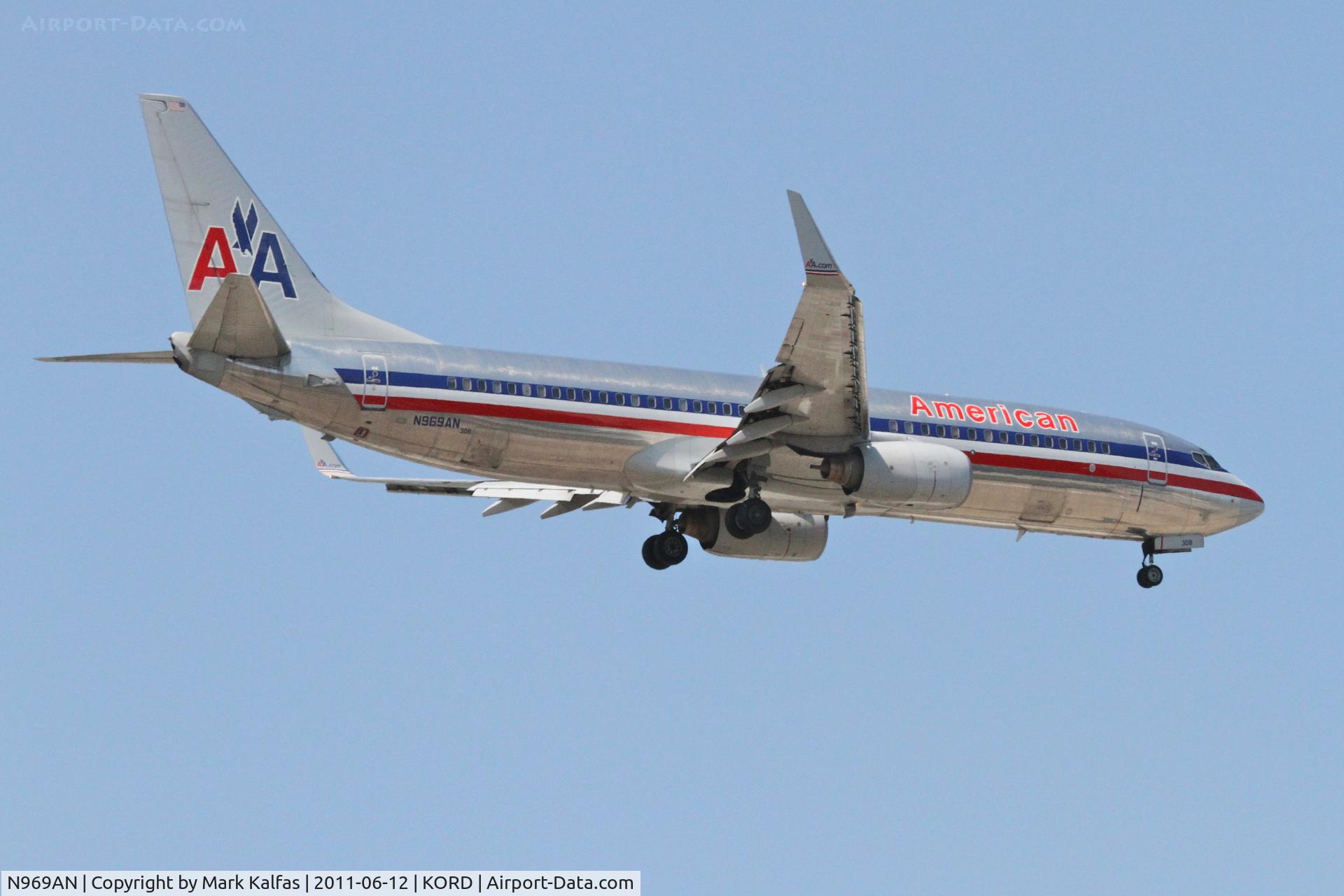 N969AN, 2001 Boeing 737-823 C/N 29546, American Airlines Boeing 737-823, AAL1438 arriving from KSAN, RWY 10 approach KORD.