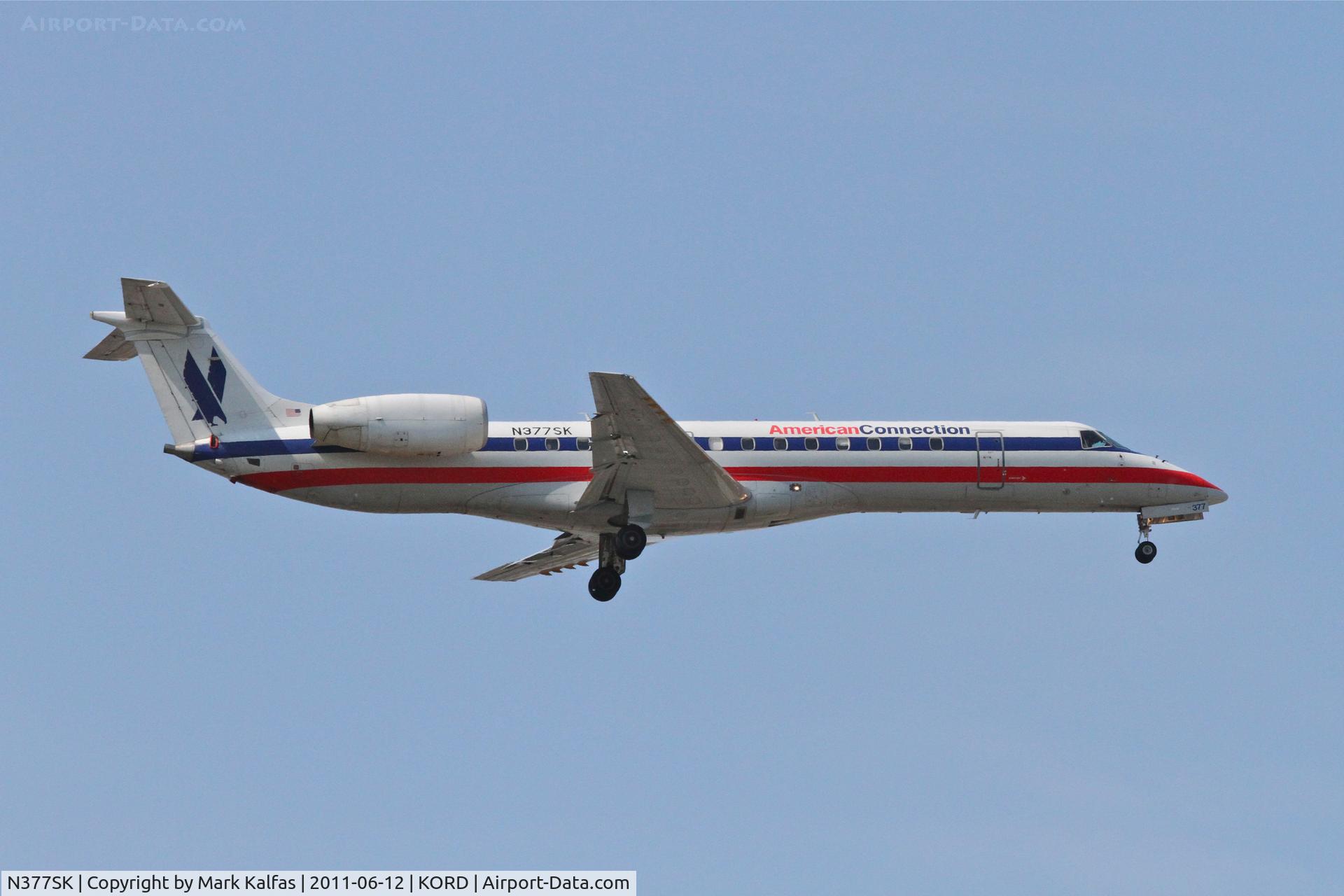 N377SK, 2002 Embraer ERJ-140LR (EMB-135KL) C/N 145579, Chautauqua Airlines / American Connection Embraer EMB-135KL, CHQ5075 arriving from KCID, RWY 10 approach KORD.