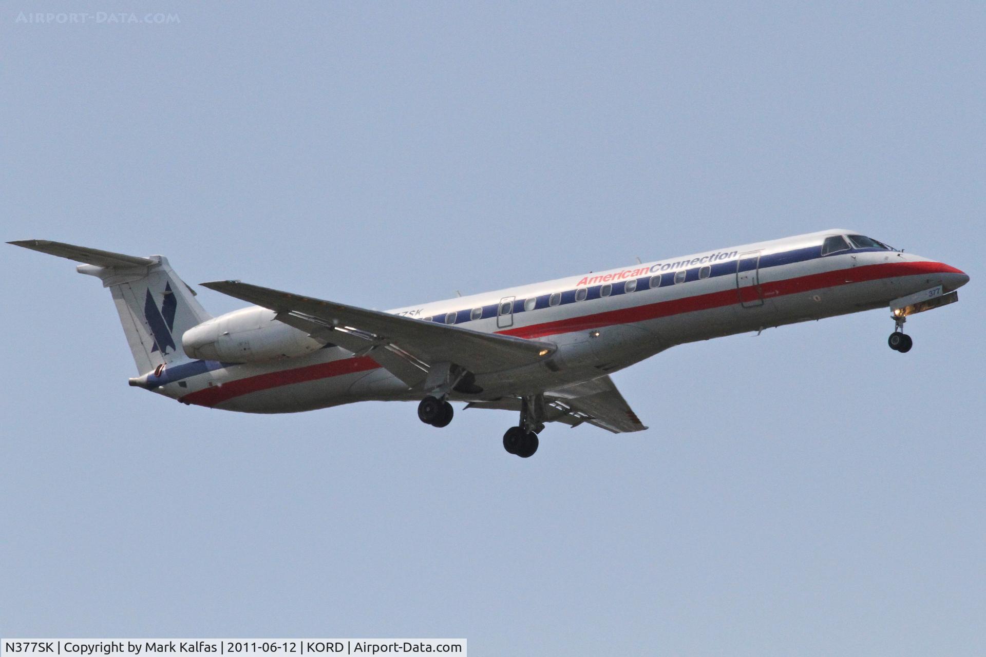 N377SK, 2002 Embraer ERJ-140LR (EMB-135KL) C/N 145579, Chautauqua Airlines / American Connection Embraer EMB-135KL, CHQ5075 arriving from KCID, RWY 10 approach KORD.