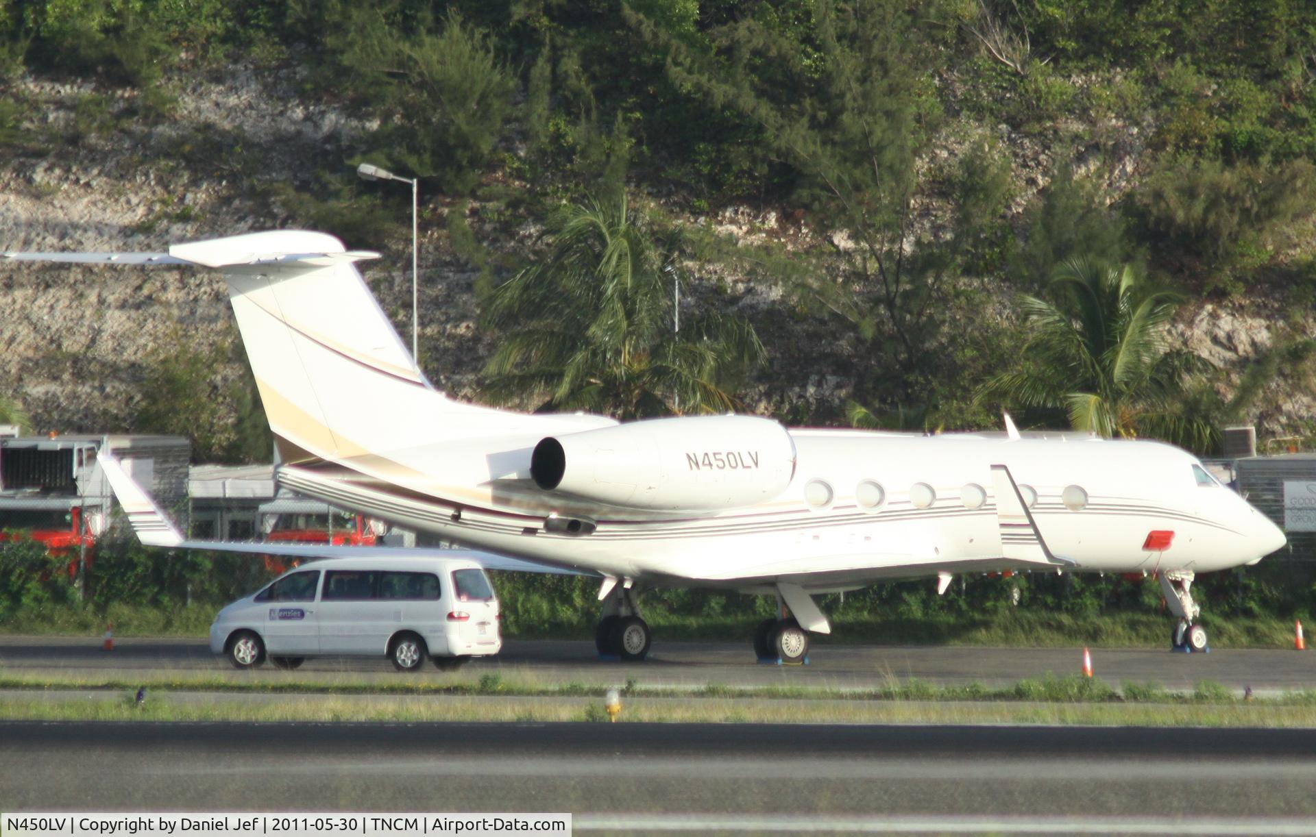 N450LV, 2006 Gulfstream Aerospace GIV-X (G450) C/N 4061, N450LV park at the cargo ramp at TNCM