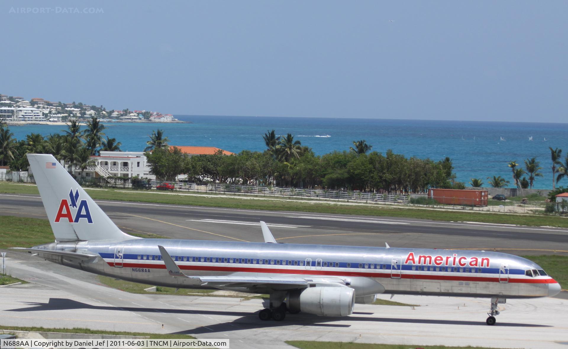 N688AA, 1993 Boeing 757-223 C/N 25730, American N688AA taxing for take off at TNCM