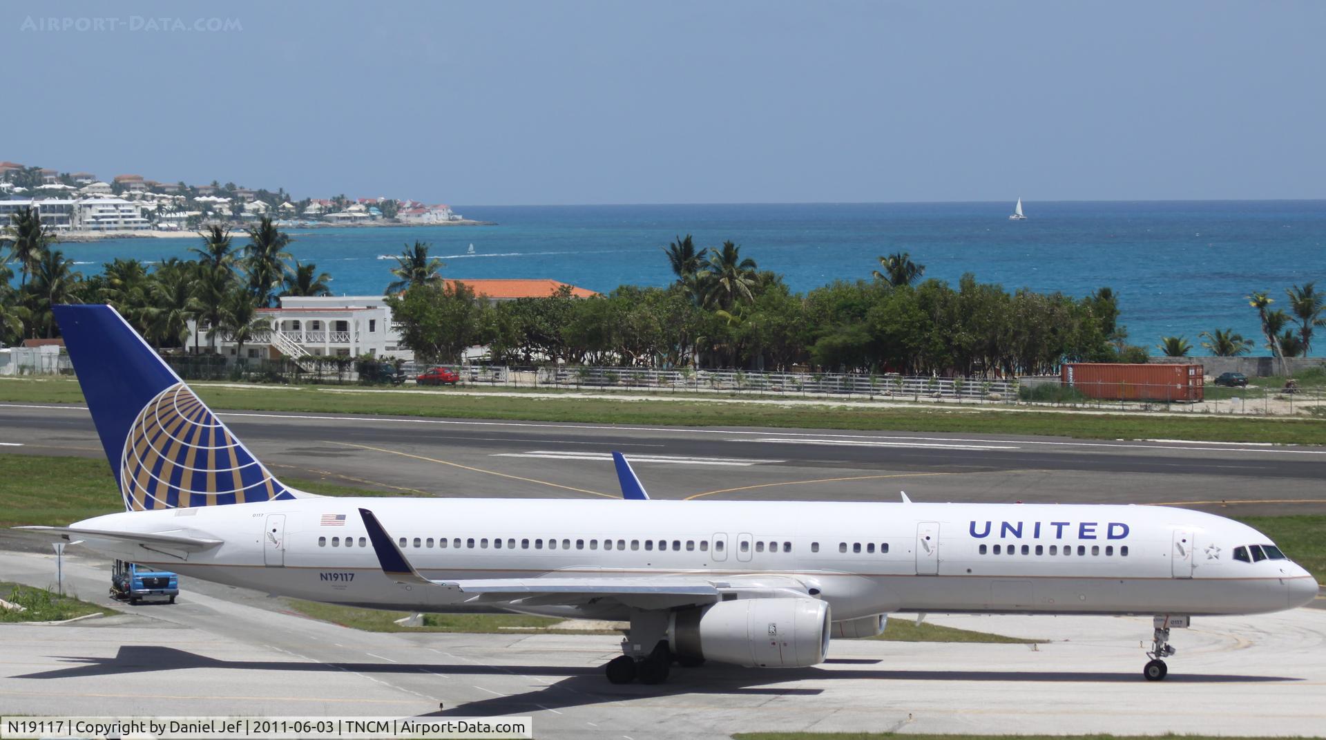 N19117, 1996 Boeing 757-224 C/N 27559, Continental/United N19117 taxing for take off at TNCM