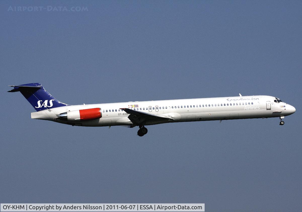 OY-KHM, 1990 McDonnell Douglas MD-82 (DC-9-82) C/N 49914, On final approach for runway 19L.