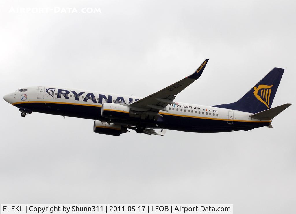 EI-EKL, 2010 Boeing 737-8AS C/N 38498, On take off... additional 'Communitat Valenciana' titles