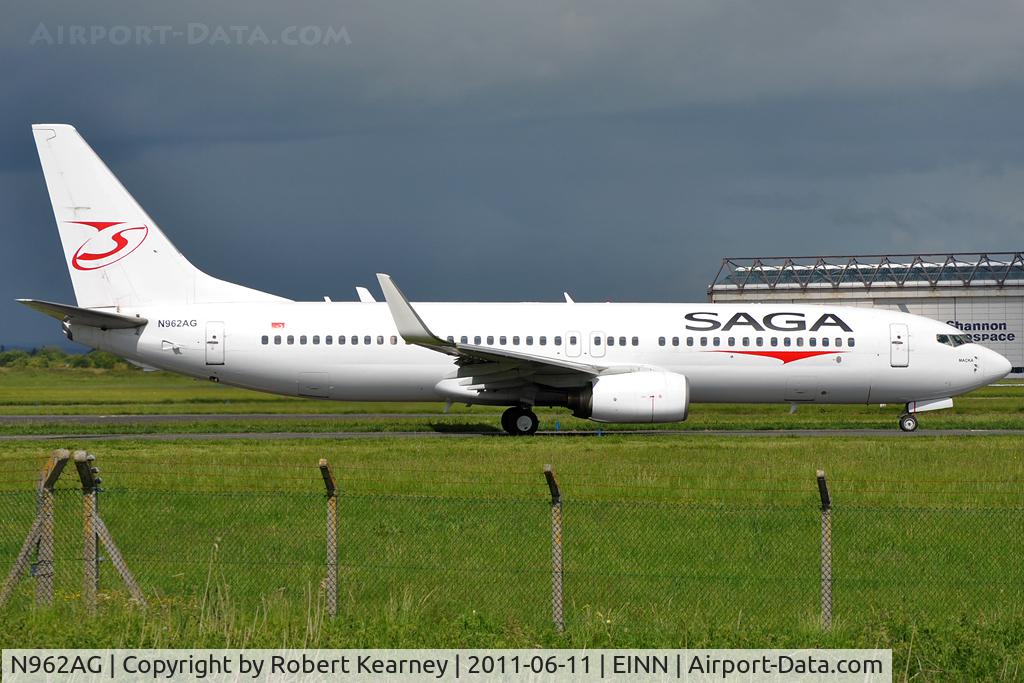 N962AG, 1998 Boeing 737-86J C/N 28069, Taxiing for departure