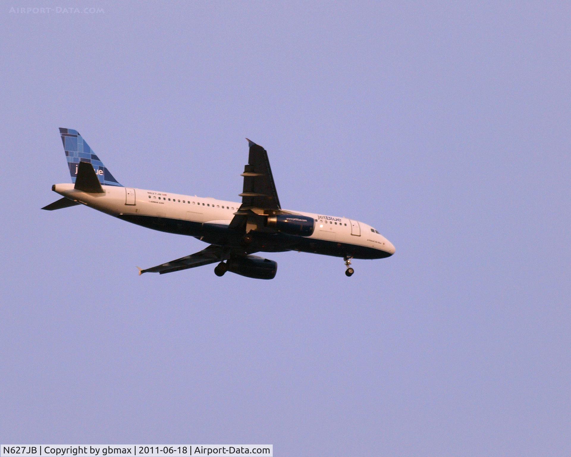 N627JB, 2005 Airbus A320-232 C/N 2577, Going to a landing at JFK