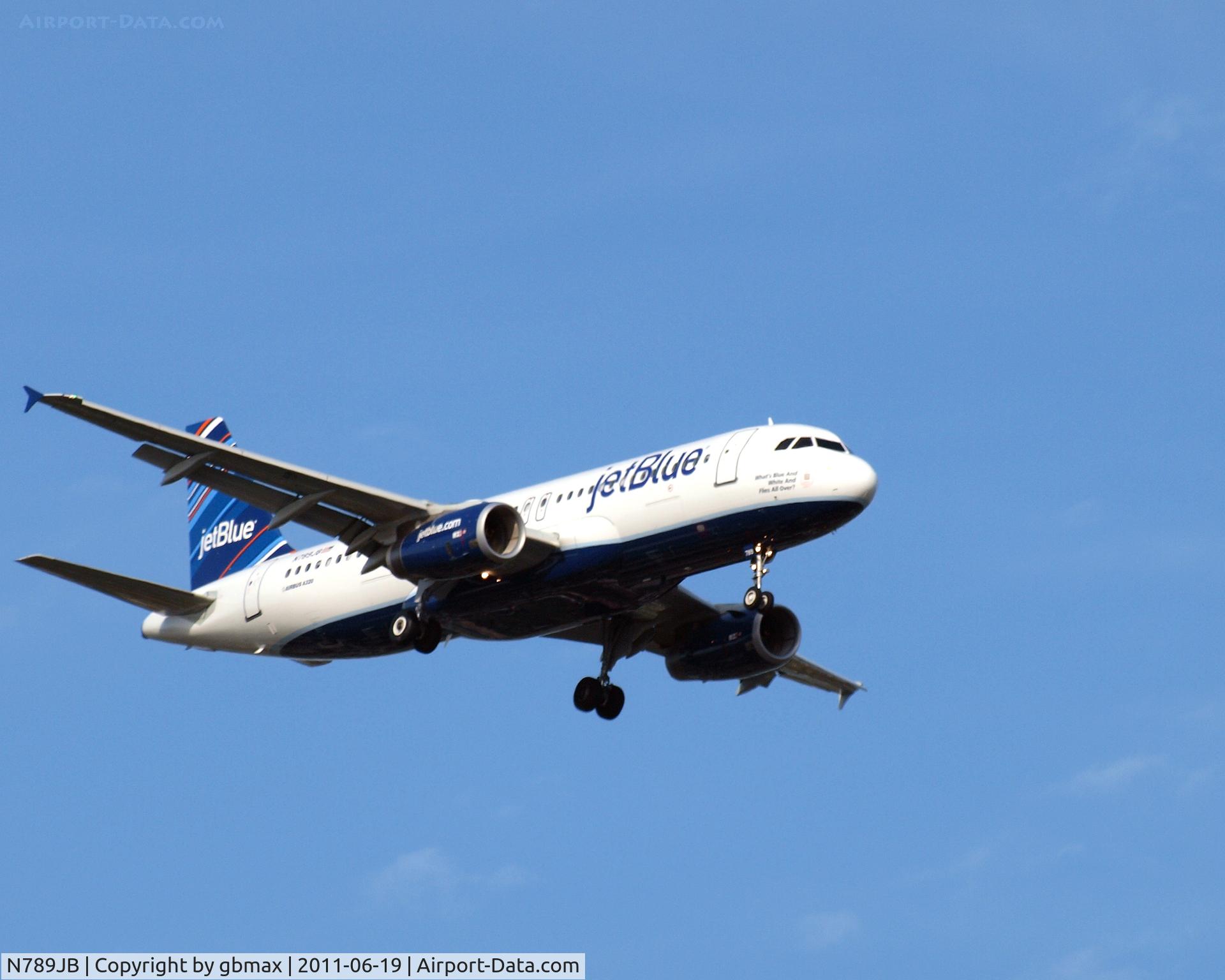 N789JB, 2011 Airbus A320-232 C/N 4612, Going to a landing at JFK