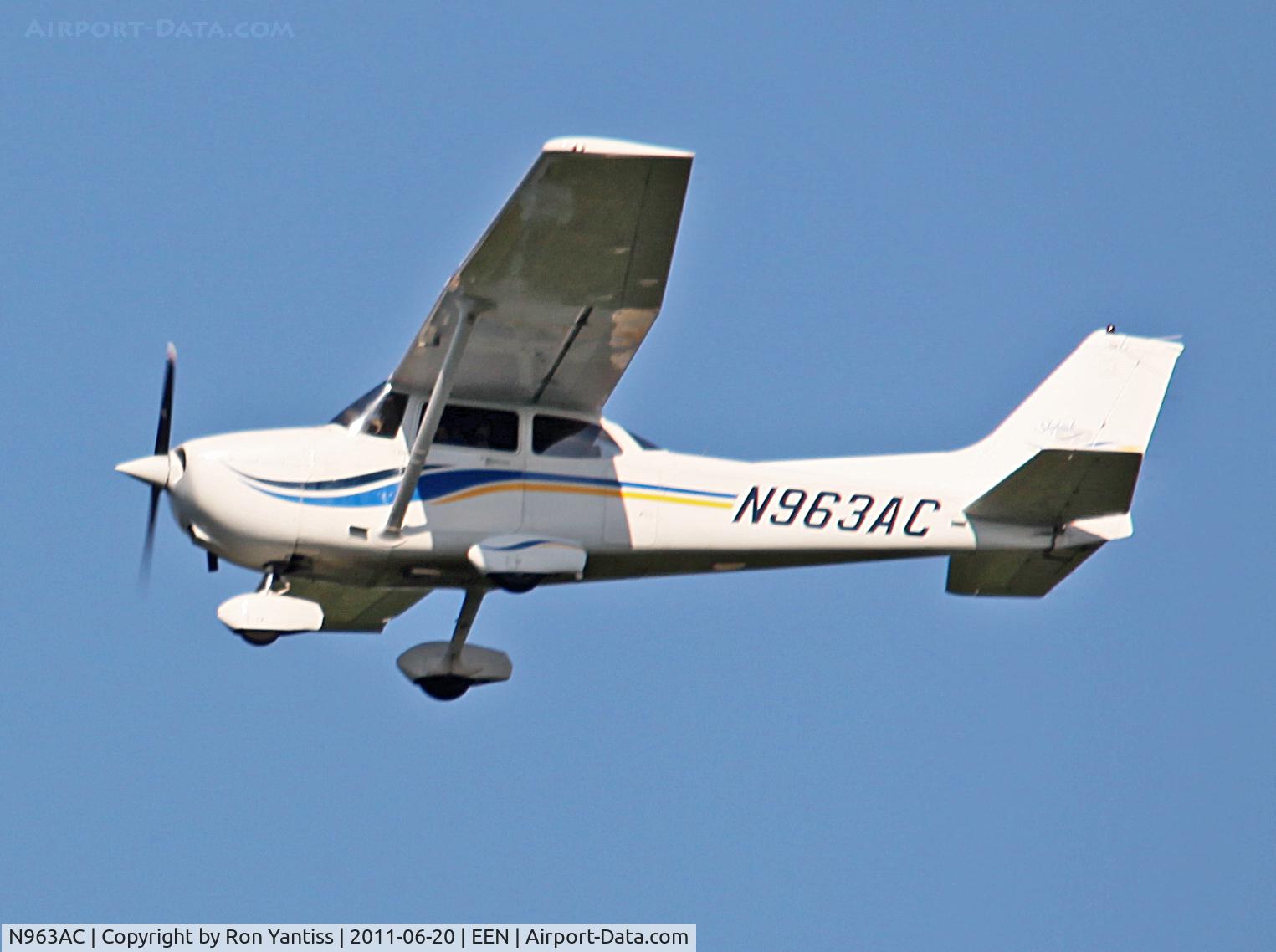 N963AC, 1999 Cessna 172S C/N 172S8259, On approach to Keene, NH at 1,000 feet.