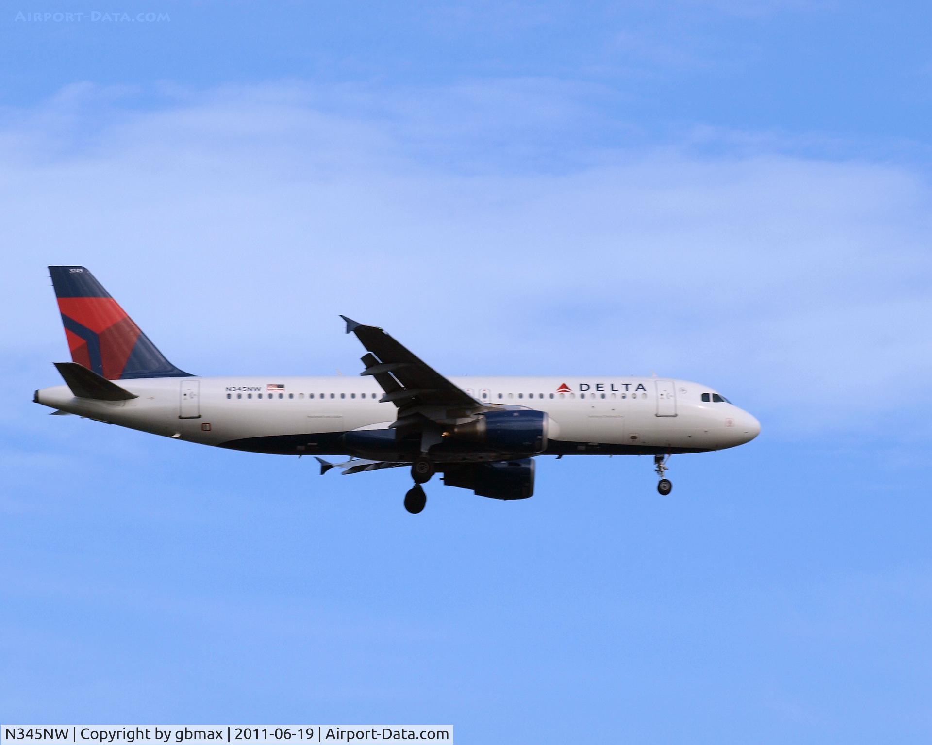 N345NW, 1993 Airbus A320-212 C/N 399, Going to a landing at JFK