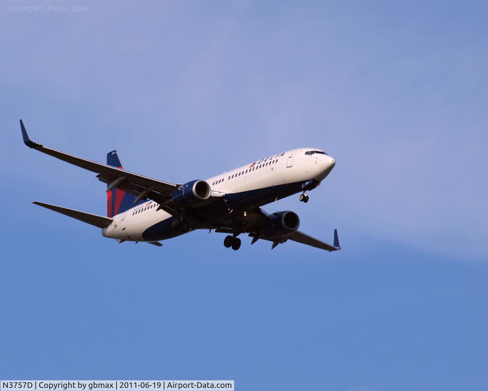 N3757D, 2001 Boeing 737-832 C/N 30813, Going to a landing at JFK
