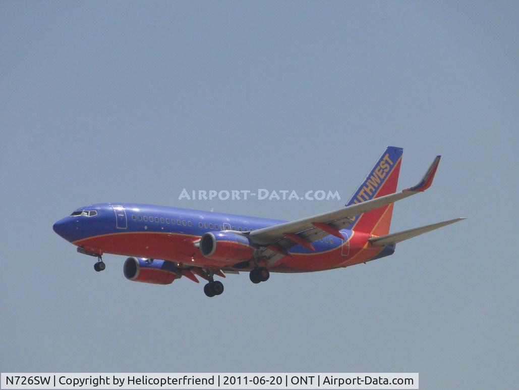 N726SW, 1999 Boeing 737-7H4 C/N 27858, On final to runway 26