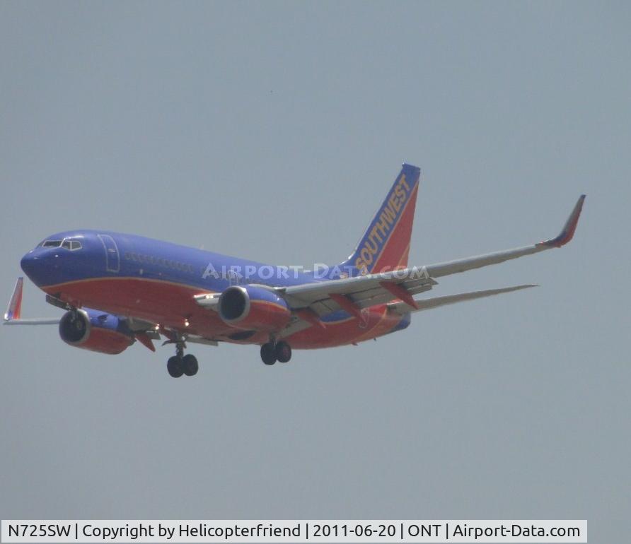 N725SW, 1999 Boeing 737-7H4 C/N 27857, On final to runway 26