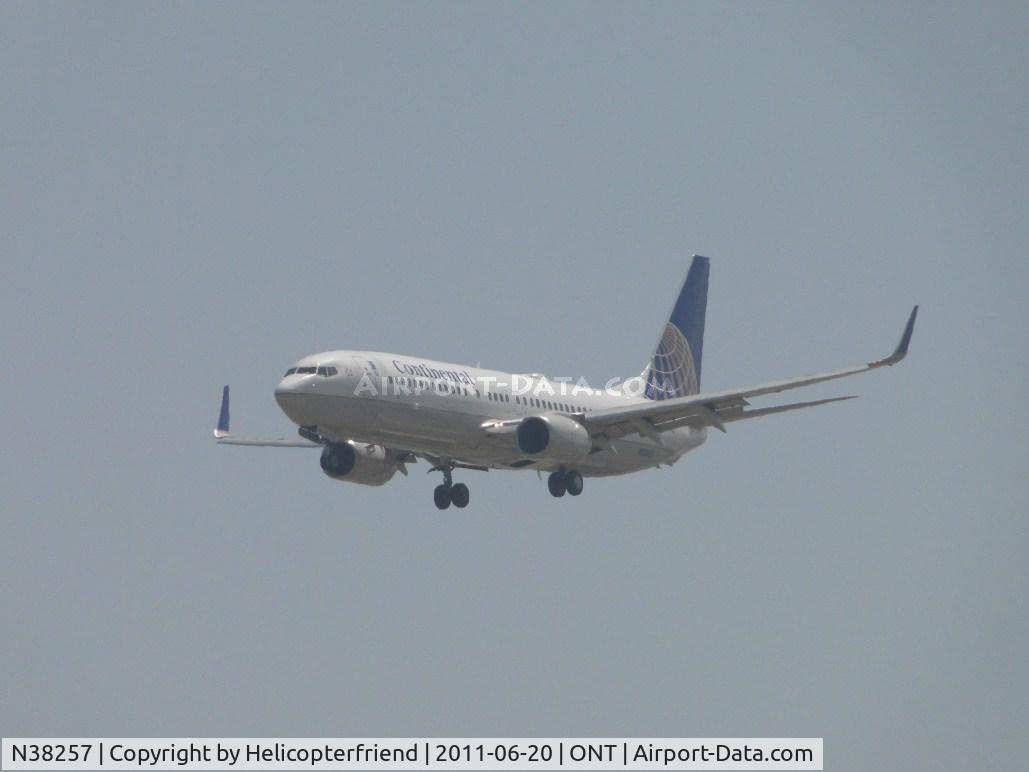 N38257, 2000 Boeing 737-824 C/N 30612, On final to runway 26