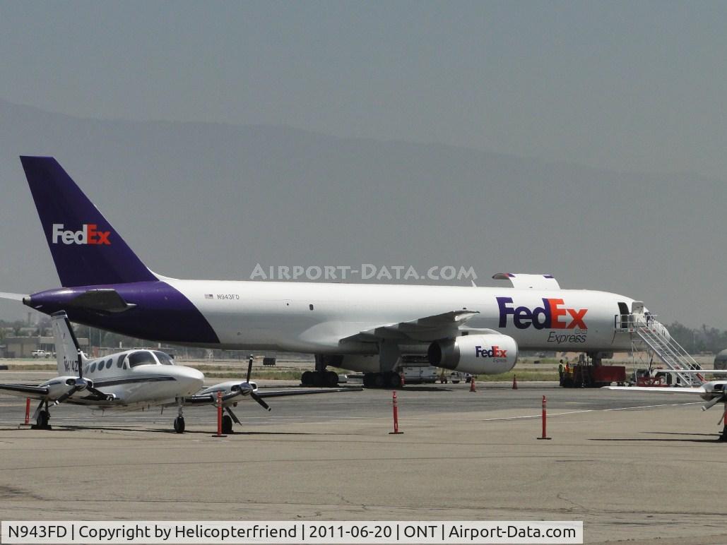N943FD, 1987 Boeing 757-2G5 C/N 23929, Spare plane receiving packages