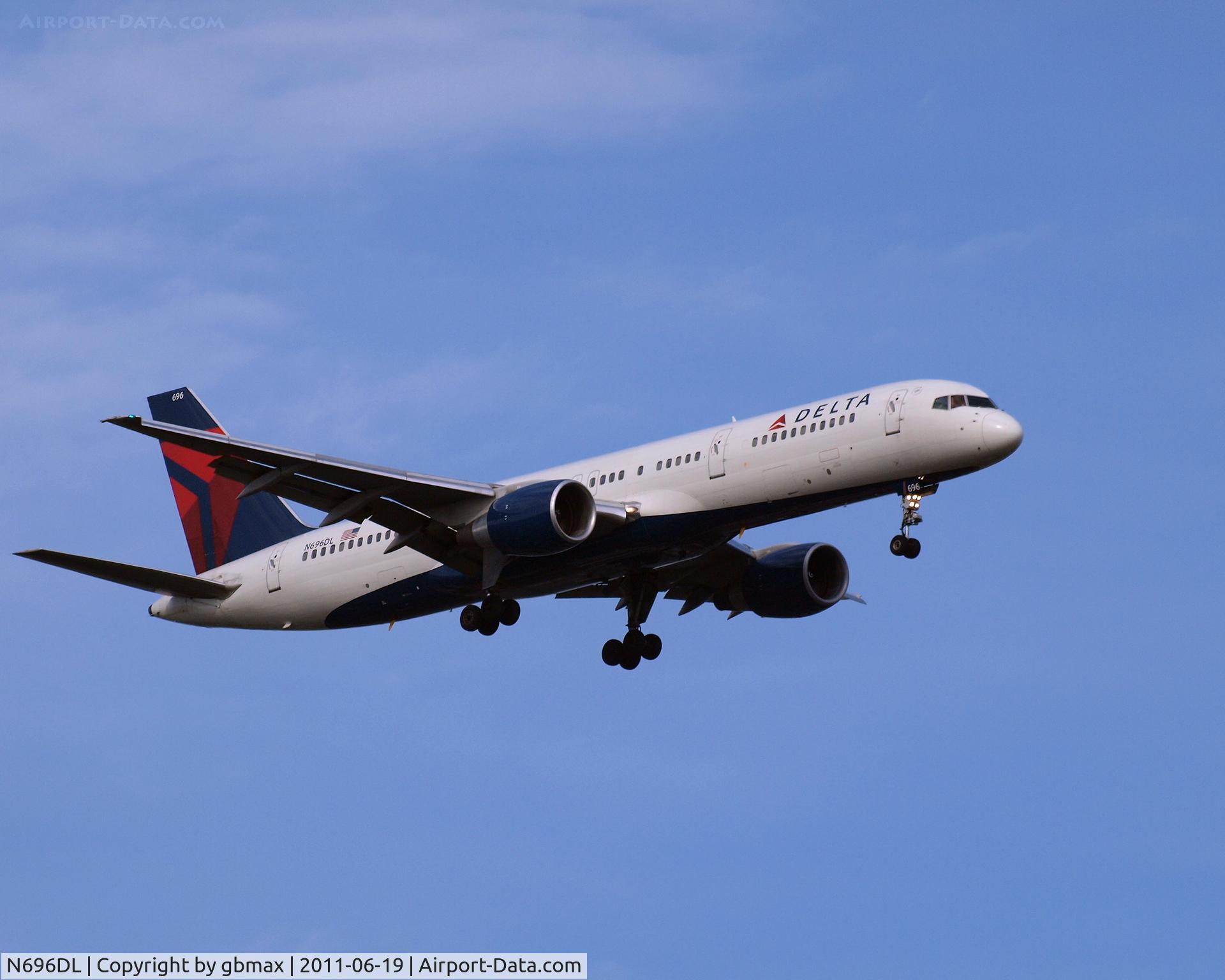 N696DL, 1999 Boeing 757-232 C/N 29728, Going to a landing at JFK