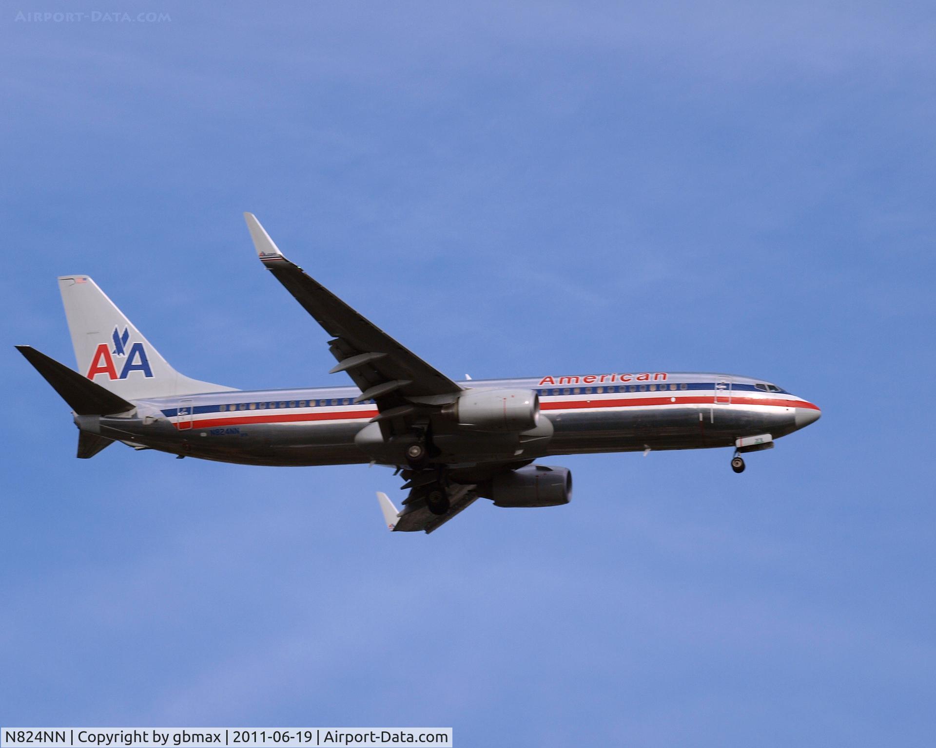 N824NN, 2010 Boeing 737-823 C/N 30916, Going to a landing at JFK