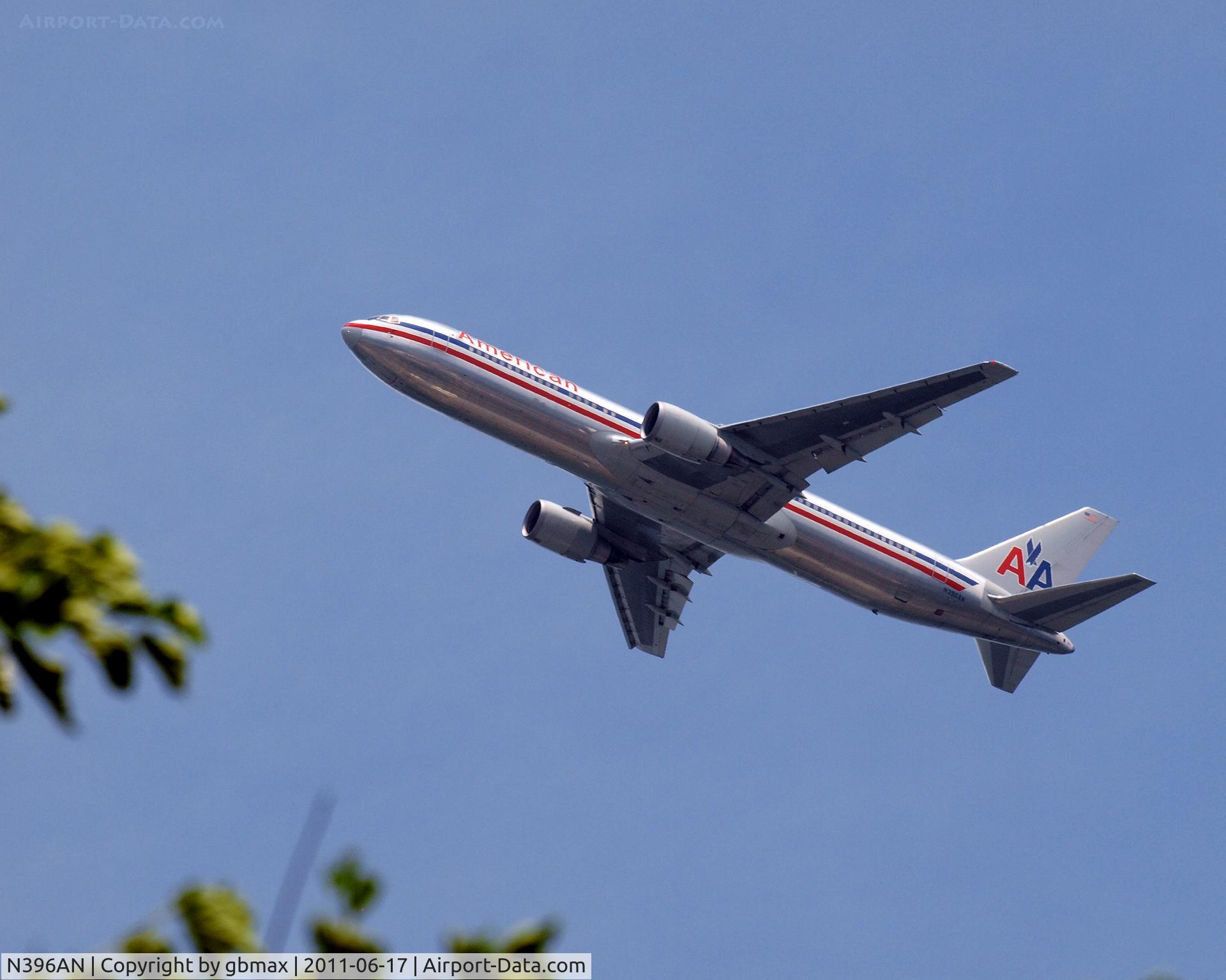 N396AN, 1999 Boeing 767-323/ER C/N 29603, Going(@ ~3,500 feet) to a landing at JFK