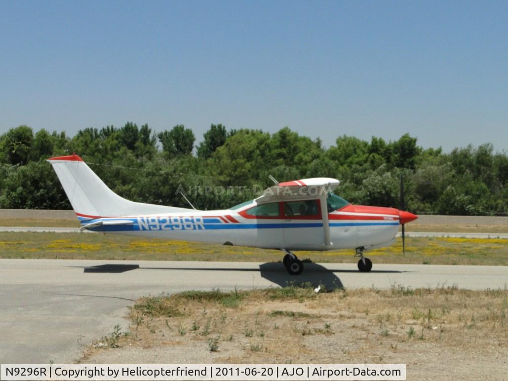 N9296R, 1978 Cessna R182 Skylane RG C/N R18200683, Taxiing to runway 25