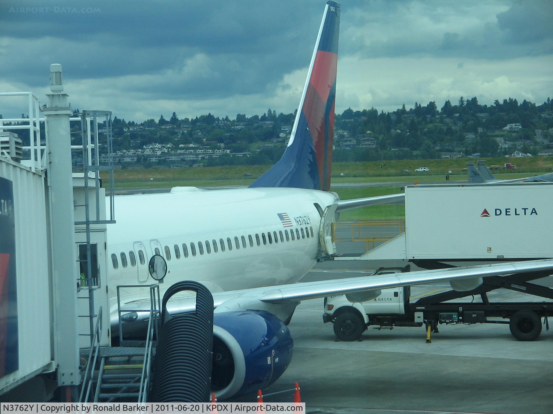 N3762Y, 2001 Boeing 737-832 C/N 30817, Portland