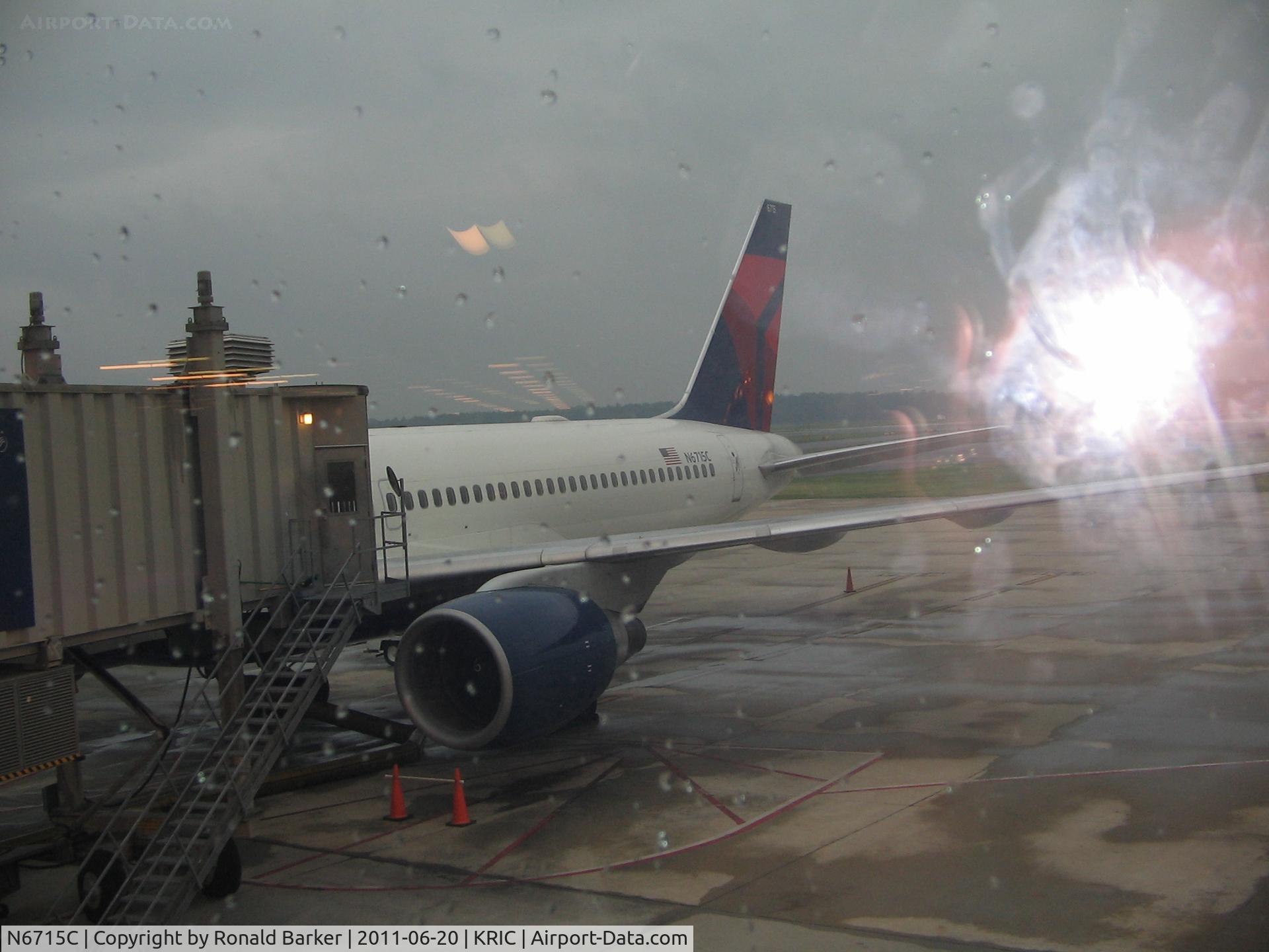 N6715C, 2001 Boeing 757-232 C/N 30486, Richmond