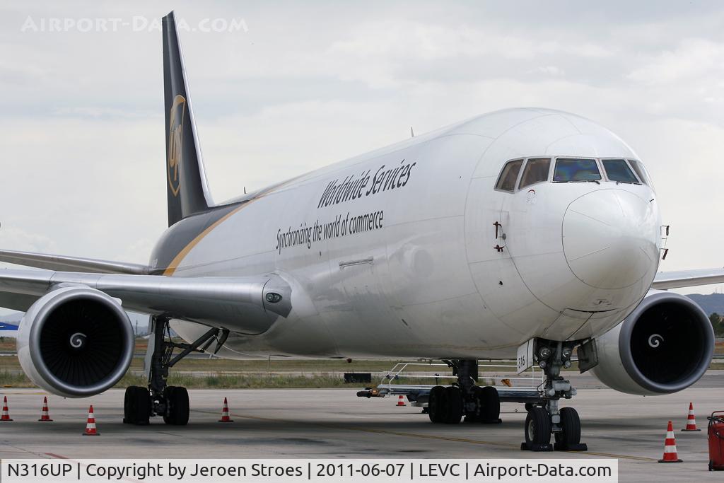N316UP, 1997 Boeing 767-34AF C/N 27744, waiting for a nightflight